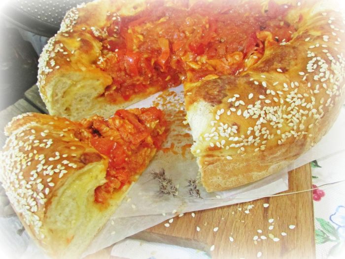 Открытый пирог с сыром и курицей