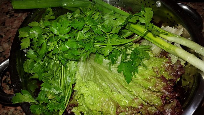 Жареные ломтики авокадо и салат с красной фасолью
