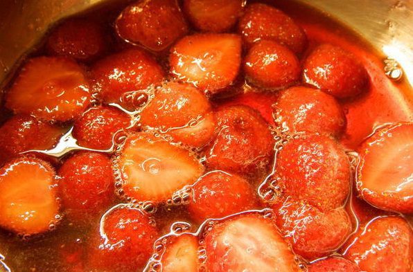 Йогурт с базиликом и клубникой