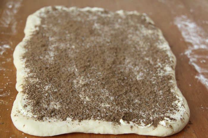 Хлебный завиток с корицей и изюмом