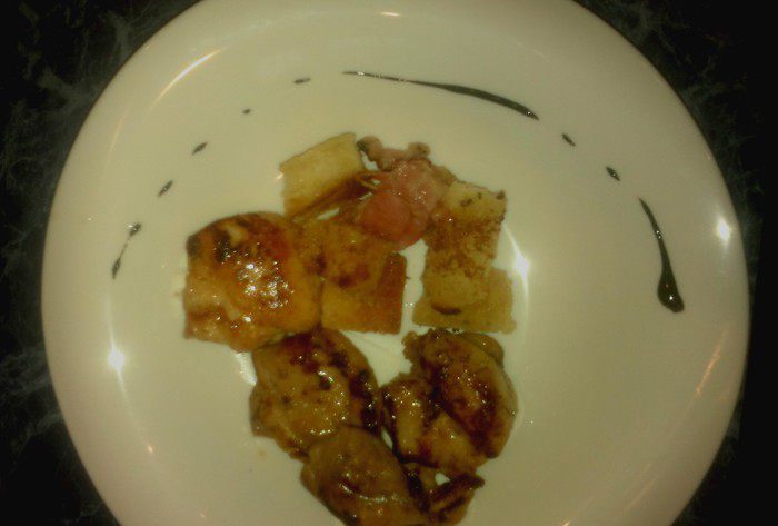 Курица в медово-соевом соусе на крутонах 