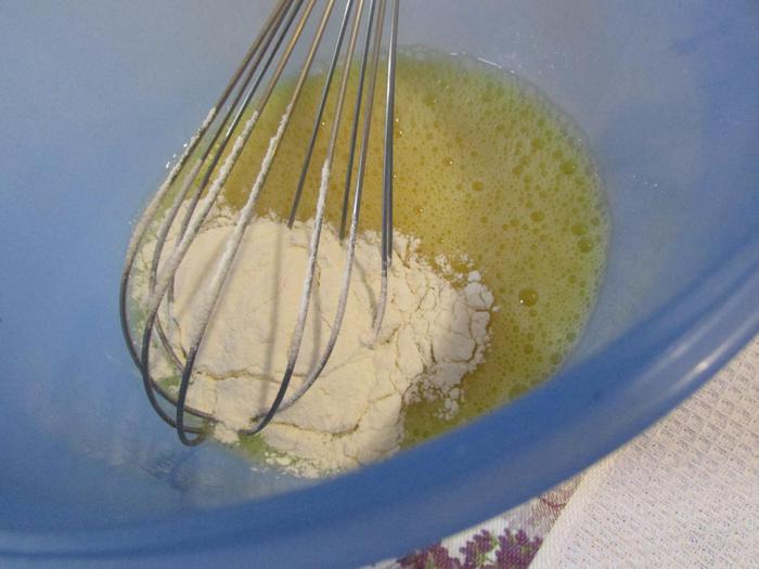 Роллы с яичных блинчиков с курицей и салатом