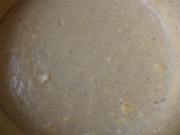 Пряный медовик с ореховой начинкой и масляным кремом