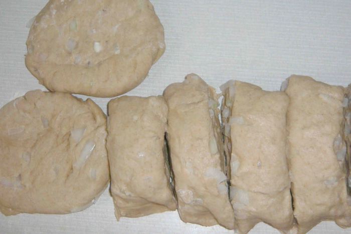 Пшенично-ржаные лепешки с луком
