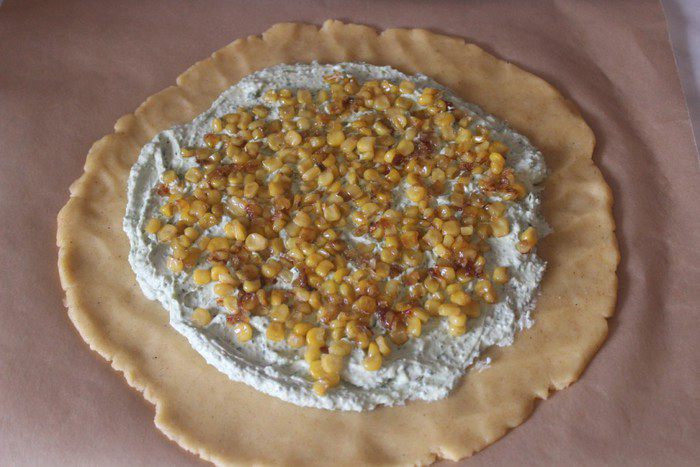 Галета с козьим сыром, запеченным чесноком, томатами и кукурузой