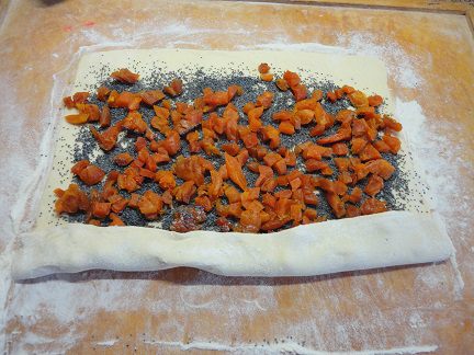 Рулет с курагой и маком
