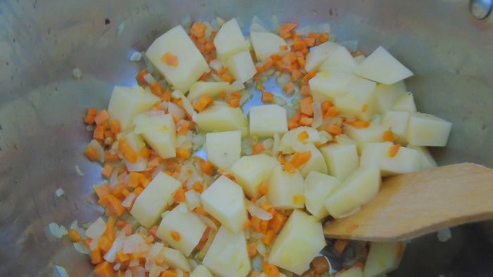 Суп с карри, капустой и фасолью