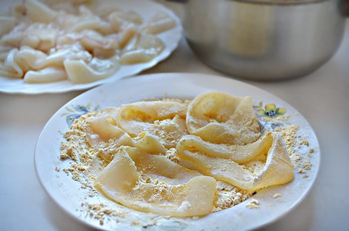 Жареные кольца кальмаров в нутовом кляре