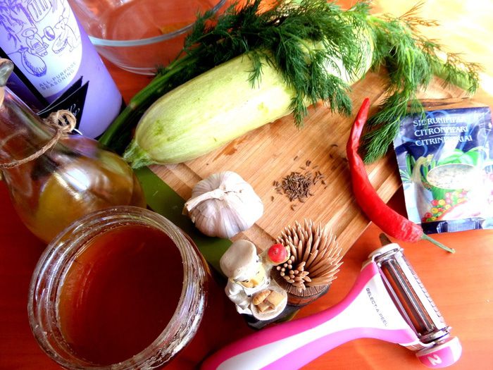 Маринованные роллы из молодых кабачков