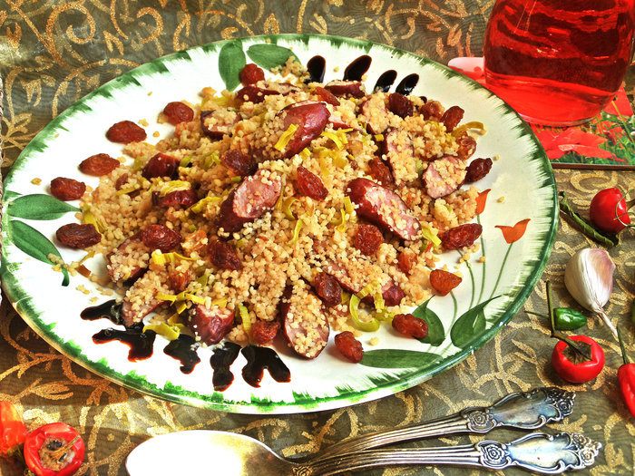 Кускус с колбасками и изюмом