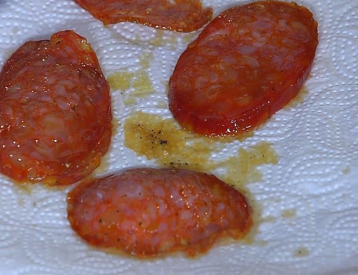 Спаржа на гриле с колбасой и перепелиными яйцами 