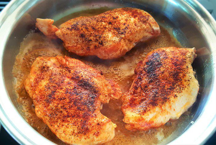 Курочка с паприкой и шпинатом с соусом из белого вина и тимьяна