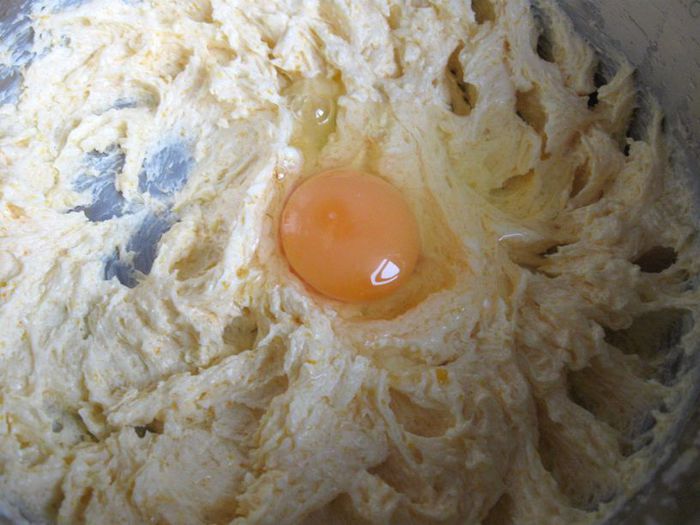 Цитрусовый кекс в шапочке из персиков и фундука