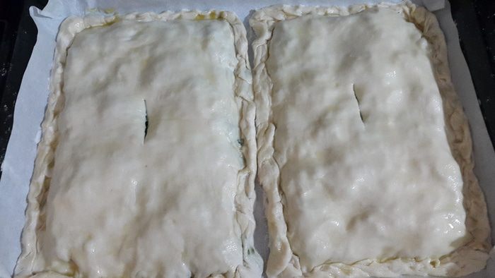 Пироги слоёные со шпинатом, листовой капустой и луком пореем