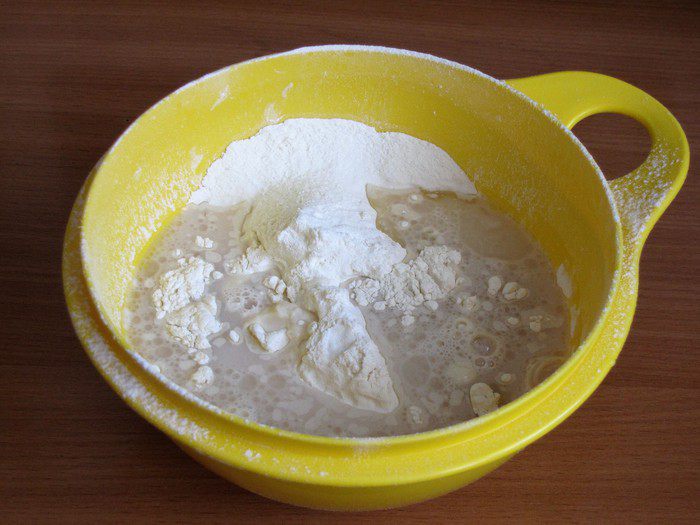 Кальцоне с цукини, оливками и моцареллой
