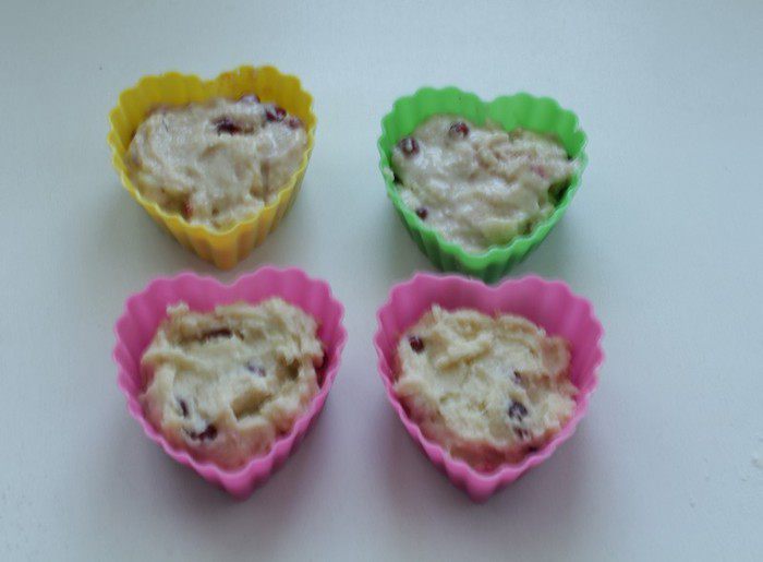 Маффины с марципаном и брусникой