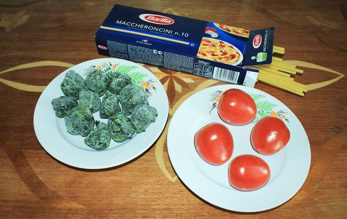 Макароны со шпинатом и помидорами