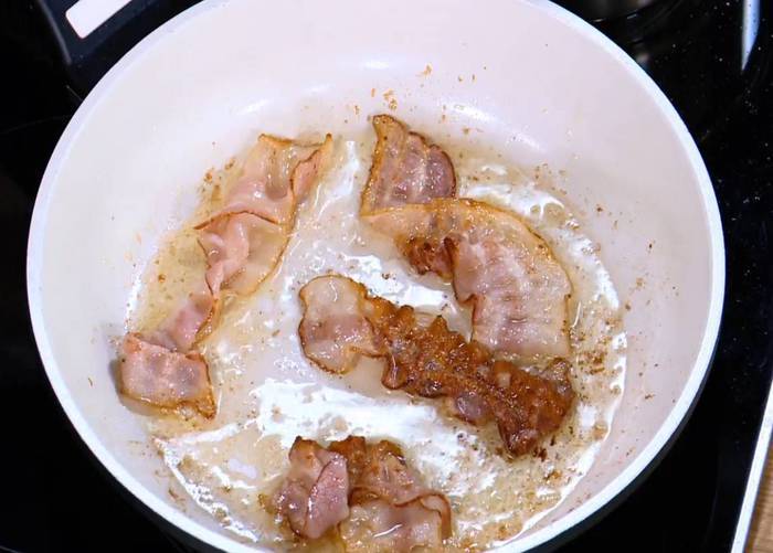 Куриный бульон с яйцом и беконом 
