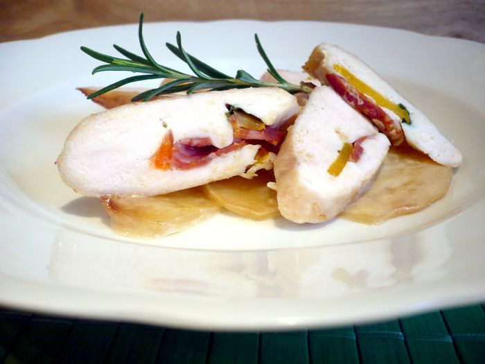 Куриное филе с чоризо, базиликом и паприкой на сливочной репе 