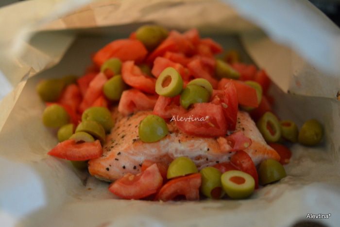 Семга под томатами и зелеными оливками