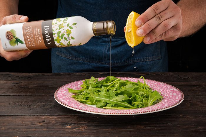 Салат с лососем и брынзой