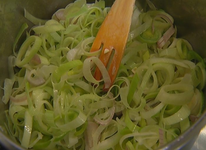 Грибной суп с луком-пореем