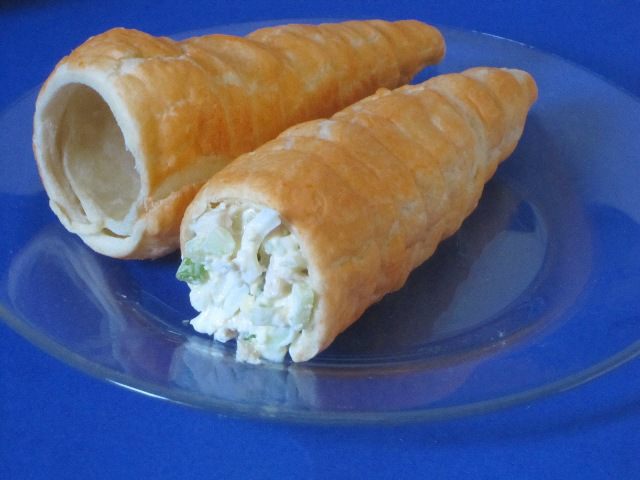 &amp;quot;Морковки&amp;quot; из слоеного теста с салатом