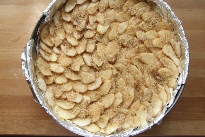 Чизкейк с корицей, яблоком и сахарным пеканом