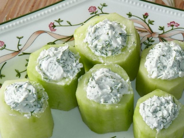 Закусочные фаршированные огурцы «Свечи»