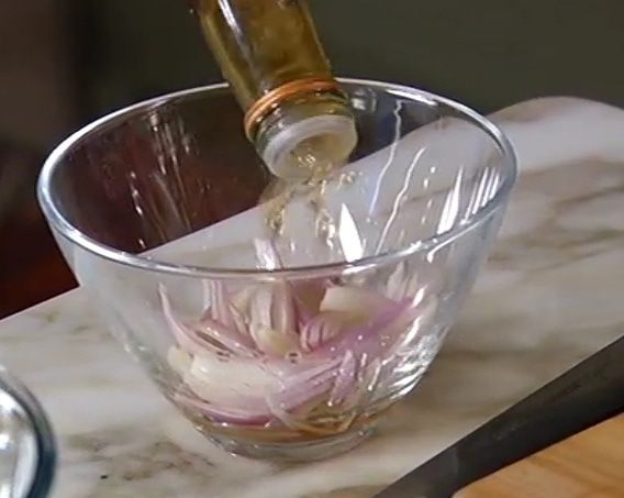 Салат из нута, артишоков и помидоров 