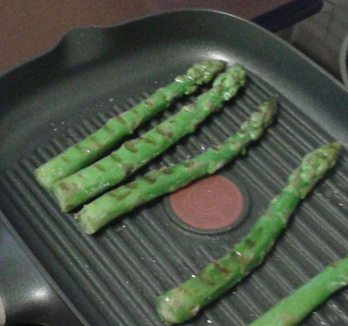 Спаржа с яйцом-пашот и соусом песто