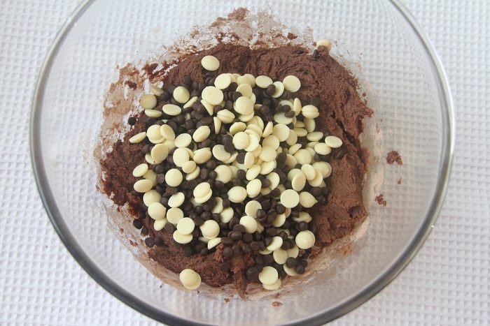 Шоколадное печенье с белыми и тёмными шоколадными каплями