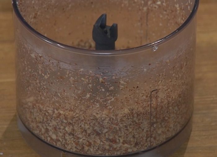 Кофейный десерт со взбитыми сливками и орехами пекан 