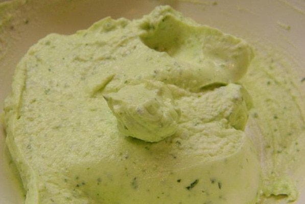 Йогурт с базиликом и клубникой