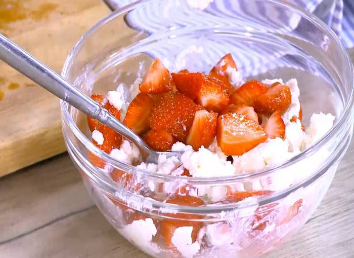 Сладкая брускетта с рикоттой и клубникой 