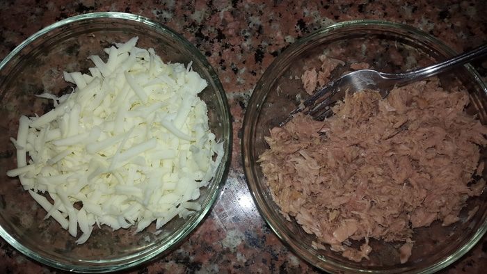 Лаваш, запеченный с тунцом, помидорами и сыром