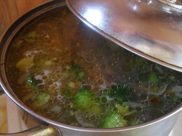 Суп с брокколи, фасолью и кукурузой.