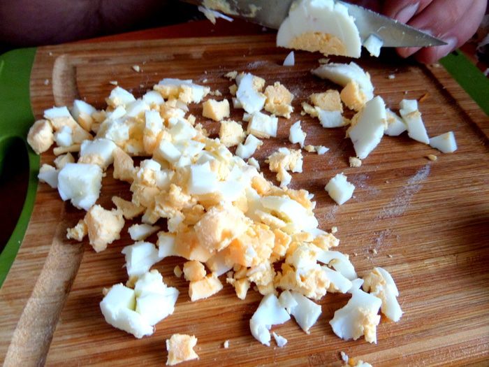 Салат с копченой курицей и фасолью