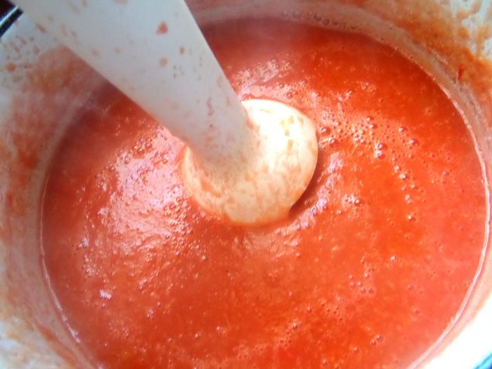 Баварские колбаски с итальянской пастой под сырным штрейзелем