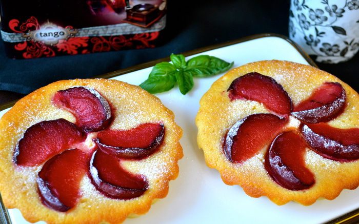 Нежнейшее пирожное со сливами (без муки)