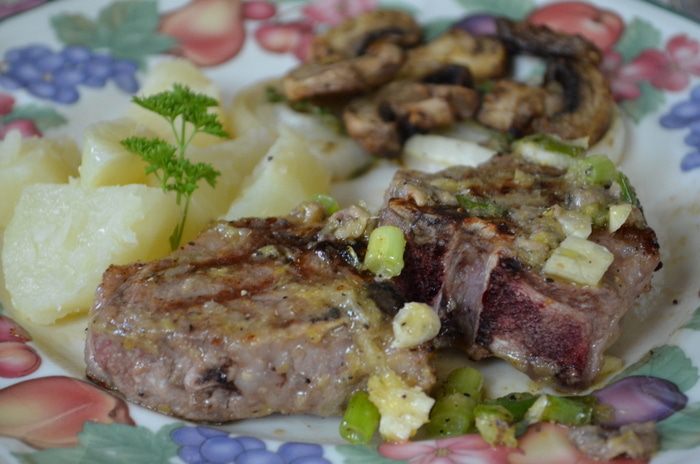 Молодой барашек с анчоусами, чесноком и лимоном