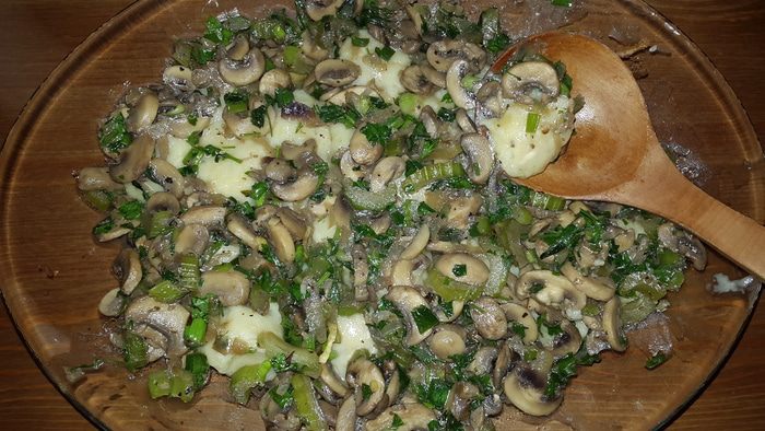 Постные картофельные клёцки с луком, грибами и сельдереем