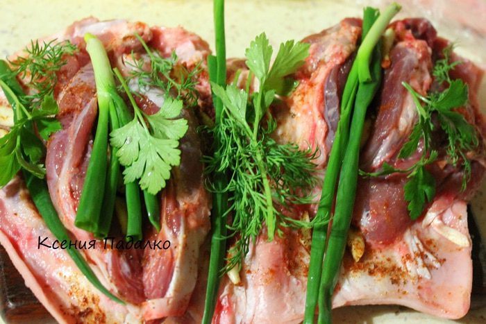 Рулька запеченная с луком и чесноком