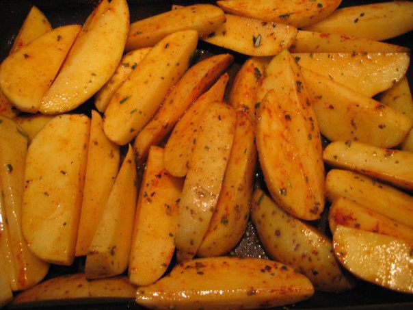 Свинина с пряным картофелем и зеленым соусом