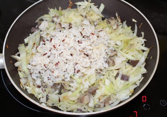 Постный пирог с капустой, рисом и грибами
