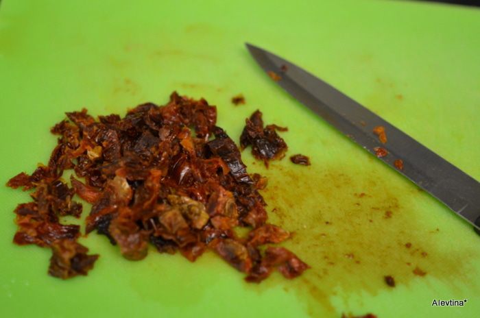 Булочки с вялеными томатами