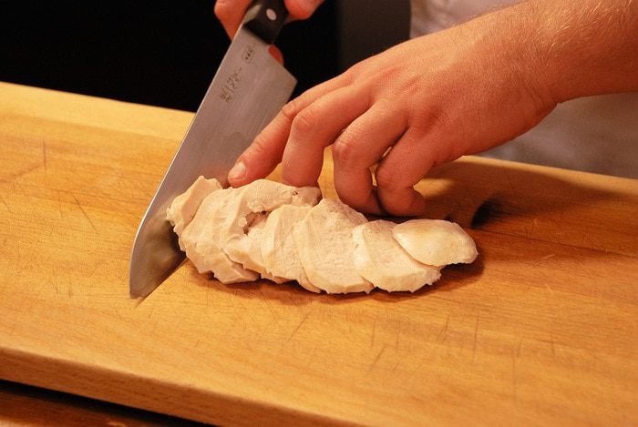 Сэндвич с отварным куриным филе и овощами