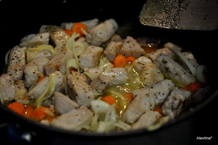 Свинина с овощами и яичной лапшой