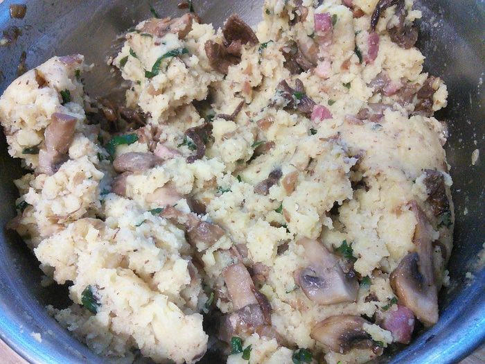 Картофельно-грибной торт с черносливом 