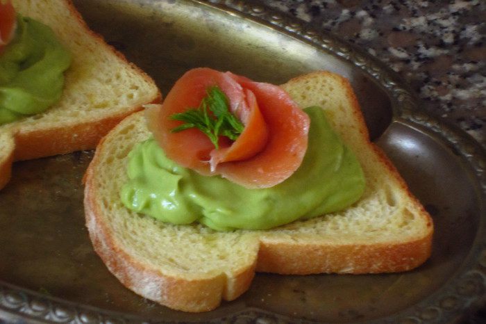 Чесночные гренки с муссом из авокадо и лососем